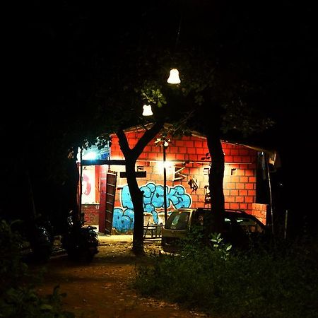 Bricks And Bamboo Hostel Anjuna Bagian luar foto