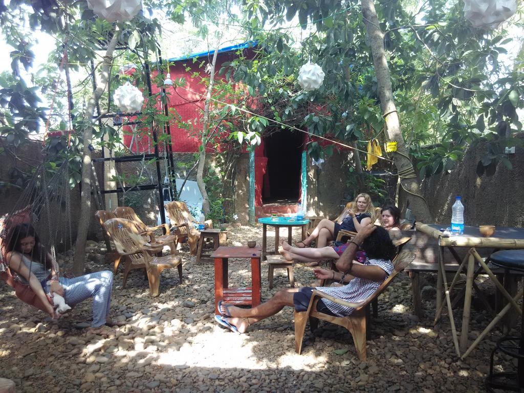 Bricks And Bamboo Hostel Anjuna Bagian luar foto