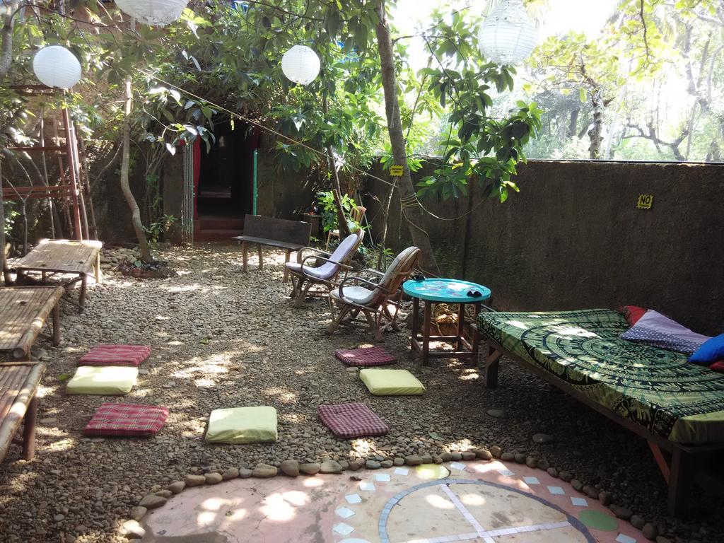 Bricks And Bamboo Hostel Anjuna Bagian luar foto