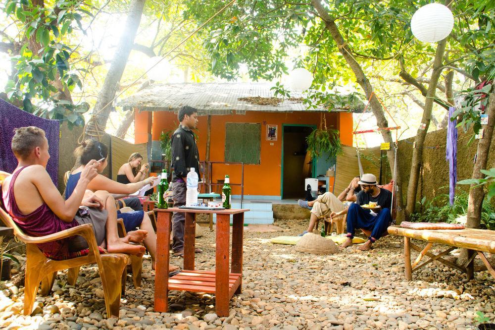 Bricks And Bamboo Hostel Anjuna Bagian luar foto