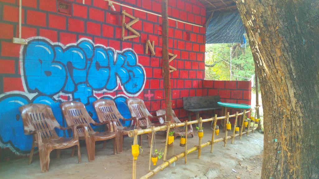 Bricks And Bamboo Hostel Anjuna Bagian luar foto