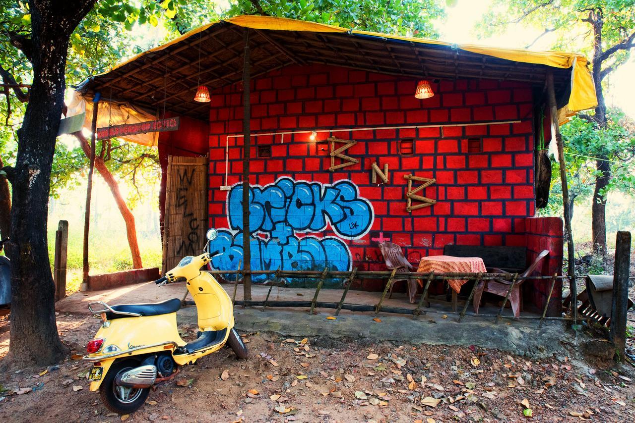 Bricks And Bamboo Hostel Anjuna Bagian luar foto