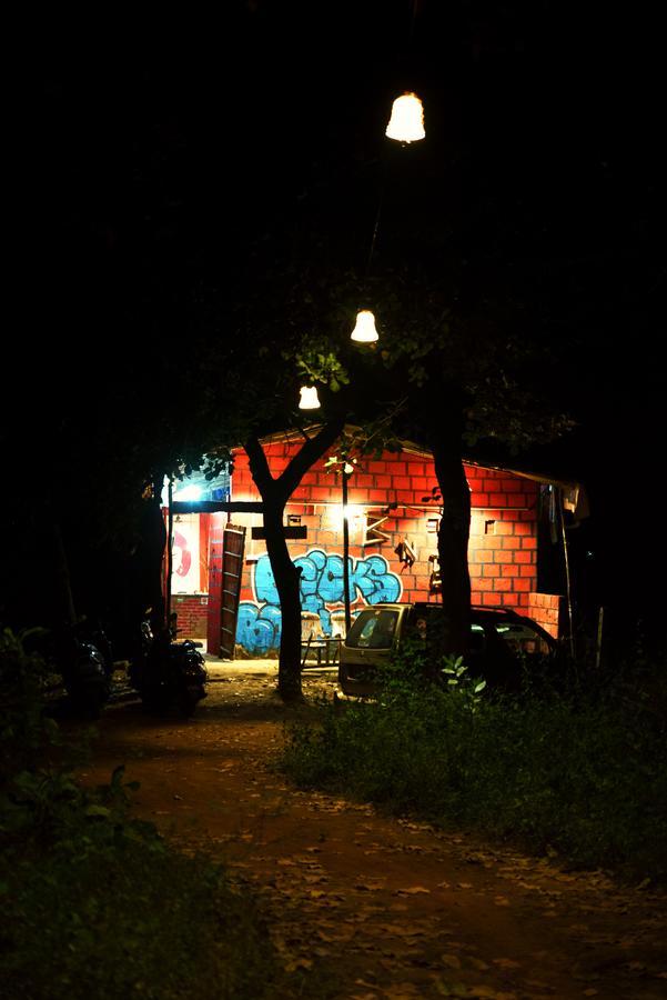Bricks And Bamboo Hostel Anjuna Bagian luar foto